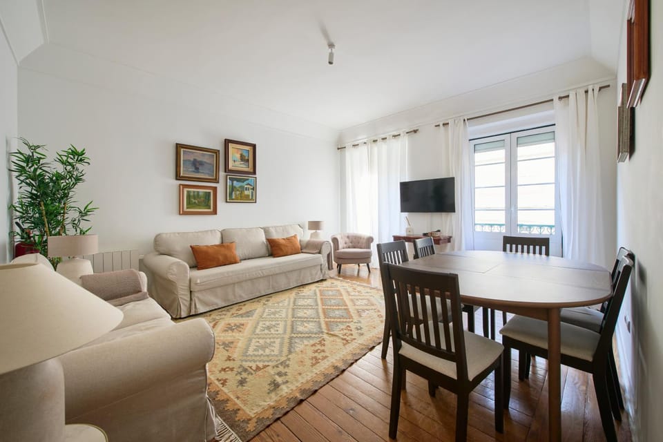 Communal lounge/ TV room, TV and multimedia, Living room, Seating area, Dining area