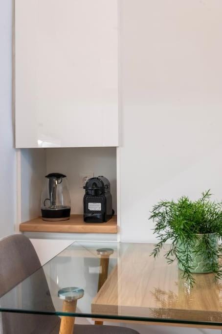 Ella's Cozy escape with balcony! Apartment in Athens