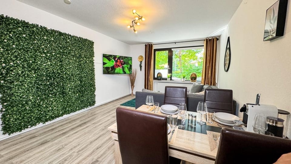 Communal lounge/ TV room, TV and multimedia, Living room, Seating area, Dining area, Evening entertainment