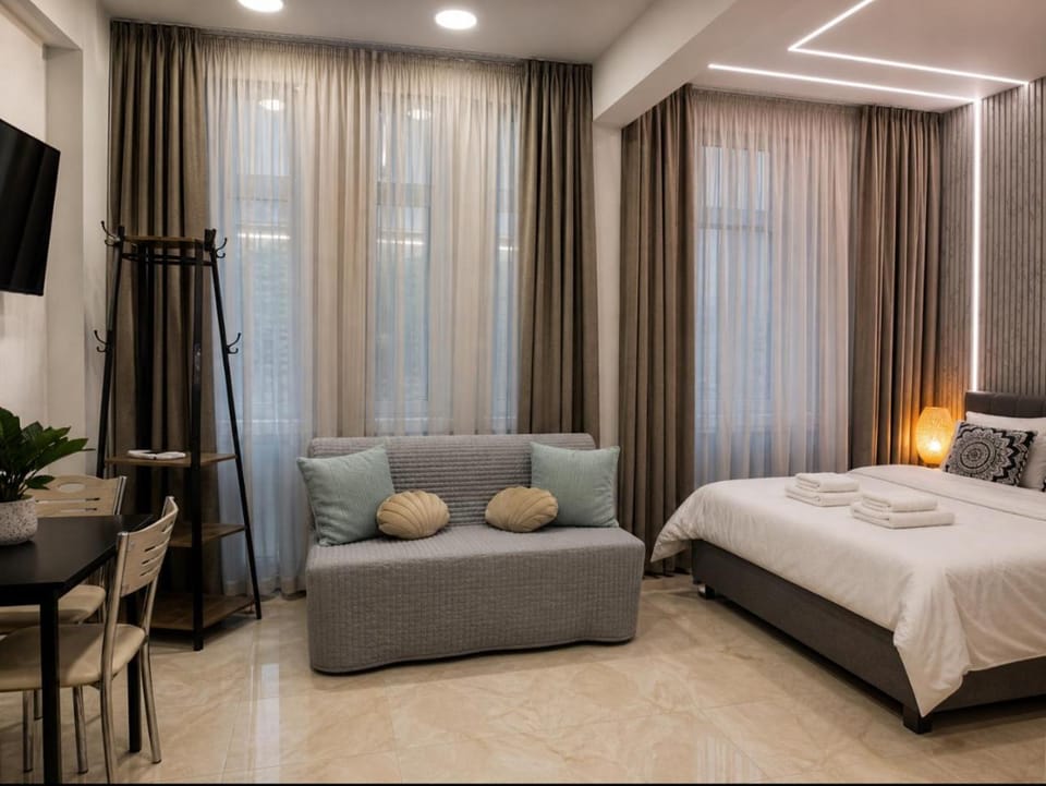 Bed, TV and multimedia, Living room, Photo of the whole room, Seating area, Bedroom