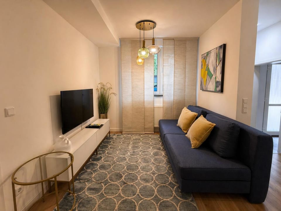 Communal lounge/ TV room, TV and multimedia, Living room, Seating area, Evening entertainment