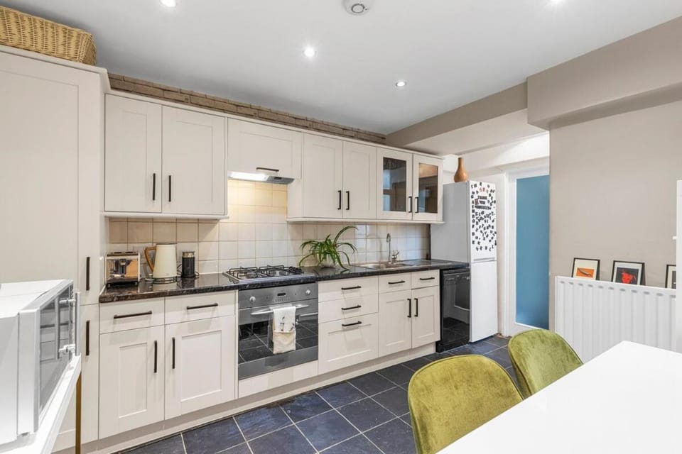 Coffee/tea facilities, Kitchen or kitchenette, Dining area, dishwasher, oven, pet friendly, stove, toaster
