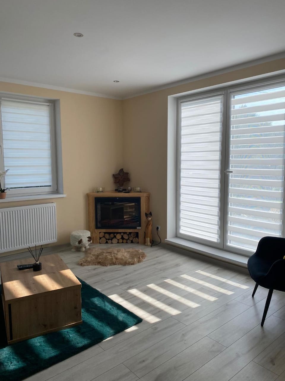 Living room, Seating area, internet