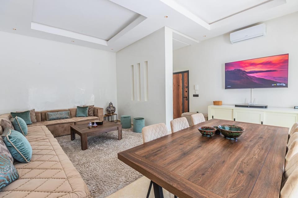 TV and multimedia, Living room, Seating area, Dining area