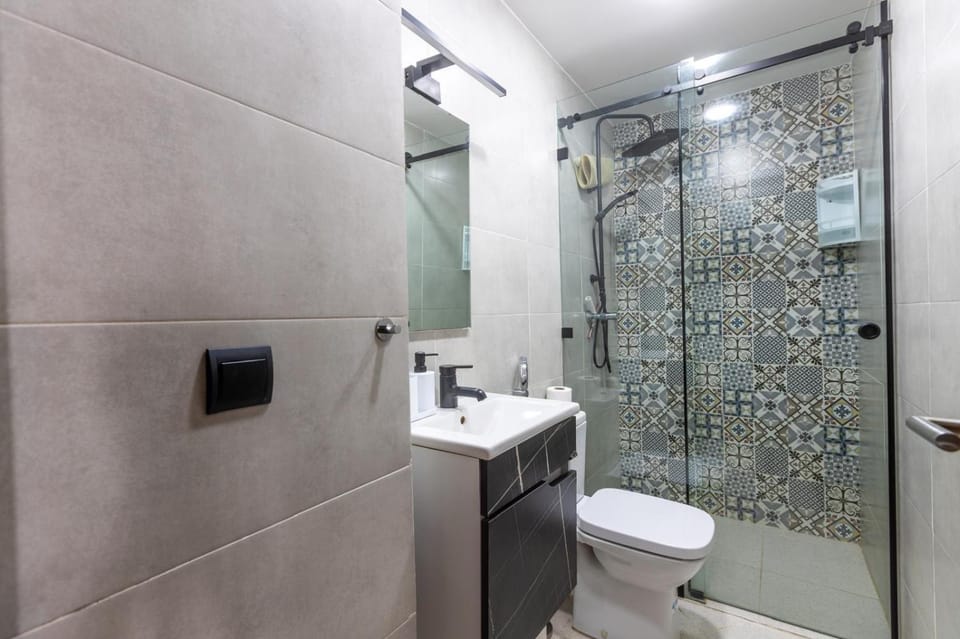 Shower, Toilet, Bathroom, towels
