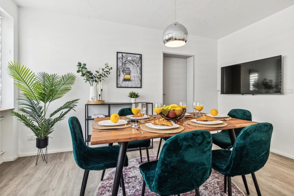 Communal lounge/ TV room, TV and multimedia, Dining area, Food, Dinner