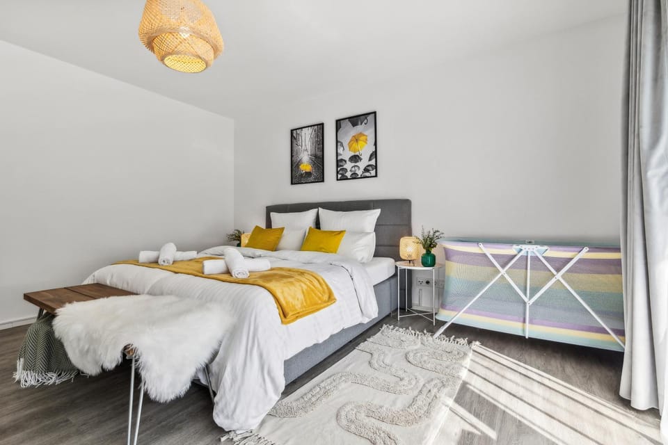 Bed, Photo of the whole room, Bedroom, cot, Family, flat iron, towels