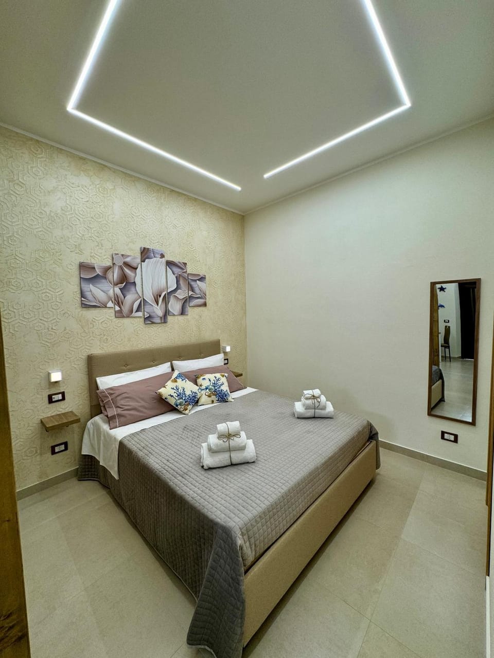 Bed, Photo of the whole room, Bedroom, towels