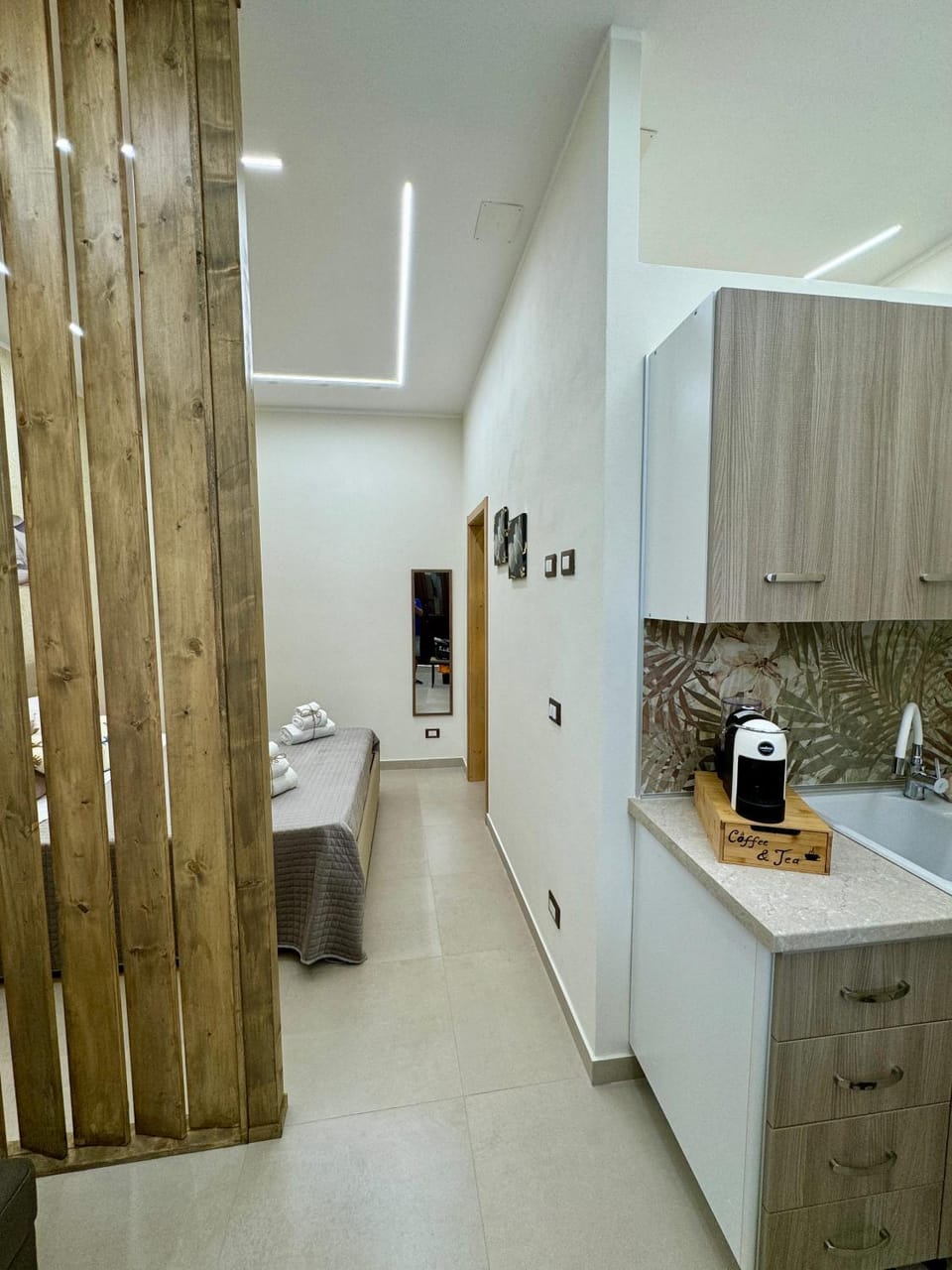 Kitchen or kitchenette, minibar, stove