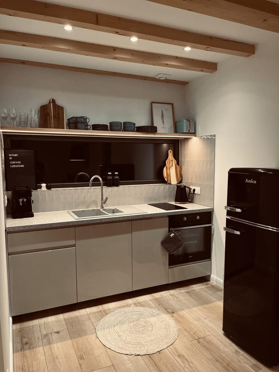 Kitchen or kitchenette, dishwasher, stove
