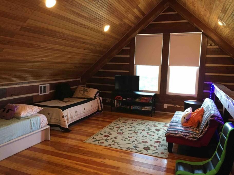 RUSTIC ARMADILLO CABIN with VIEW BY HIDDEN FALL PARK, Fenced yard for Dogs Cabin in Lake Travis