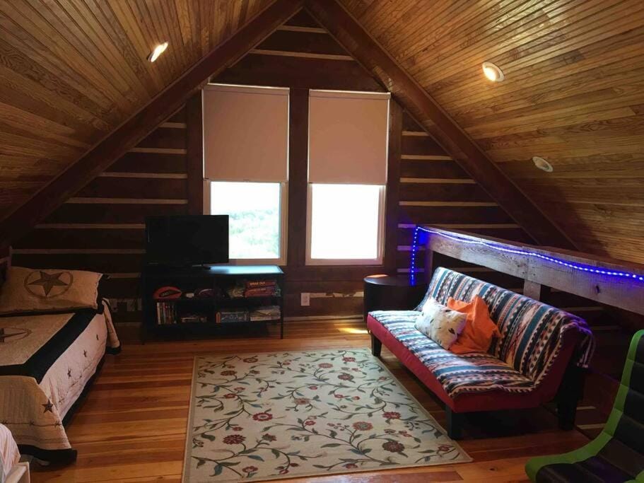 RUSTIC ARMADILLO CABIN with VIEW BY HIDDEN FALL PARK, Fenced yard for Dogs Cabin in Lake Travis