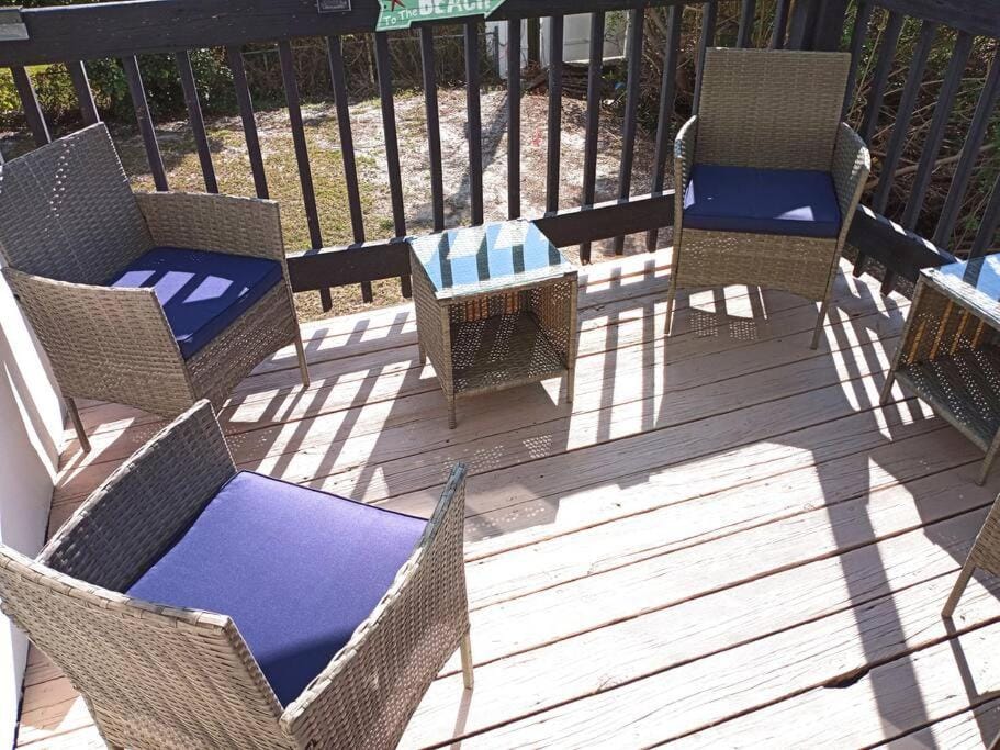 SEASCAPE COZY BEACH HOME only half mile TO OCEAN and BEACH SLEEPS 6 Apartment in Naples Park