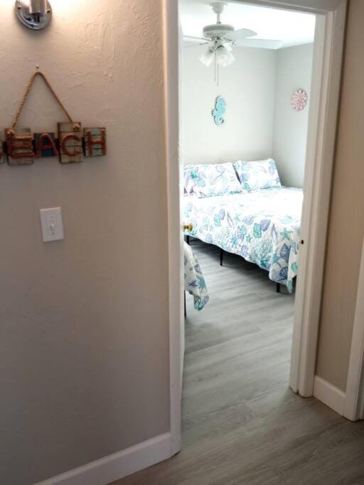 SEASCAPE COZY BEACH HOME only half mile TO OCEAN and BEACH SLEEPS 6 Apartment in Naples Park