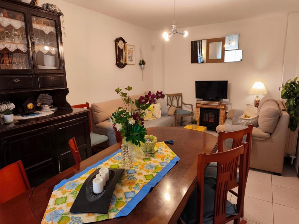 Communal lounge/ TV room, TV and multimedia, Living room, Seating area, Dining area