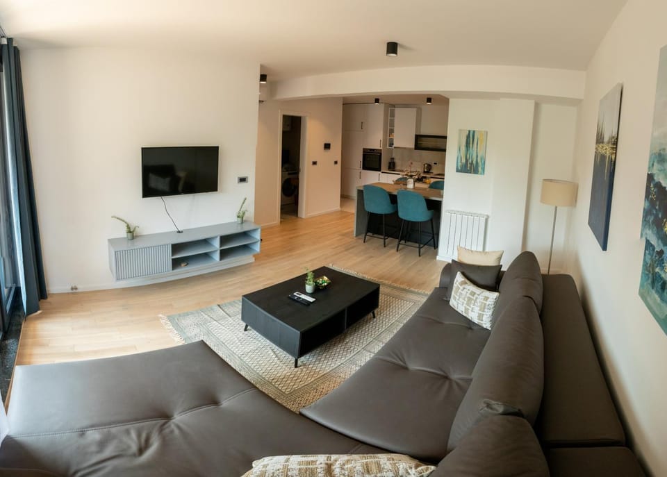 Communal lounge/ TV room, TV and multimedia, Kitchen or kitchenette, Living room, Seating area, Dining area