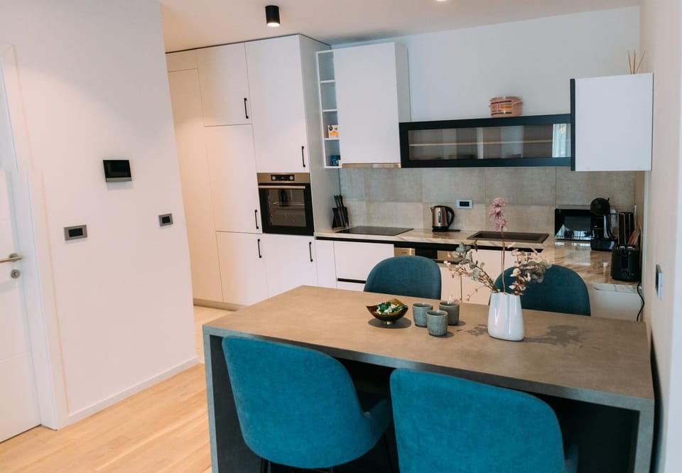 Coffee/tea facilities, Kitchen or kitchenette, Dining area, dishwasher, oven, stove, toaster