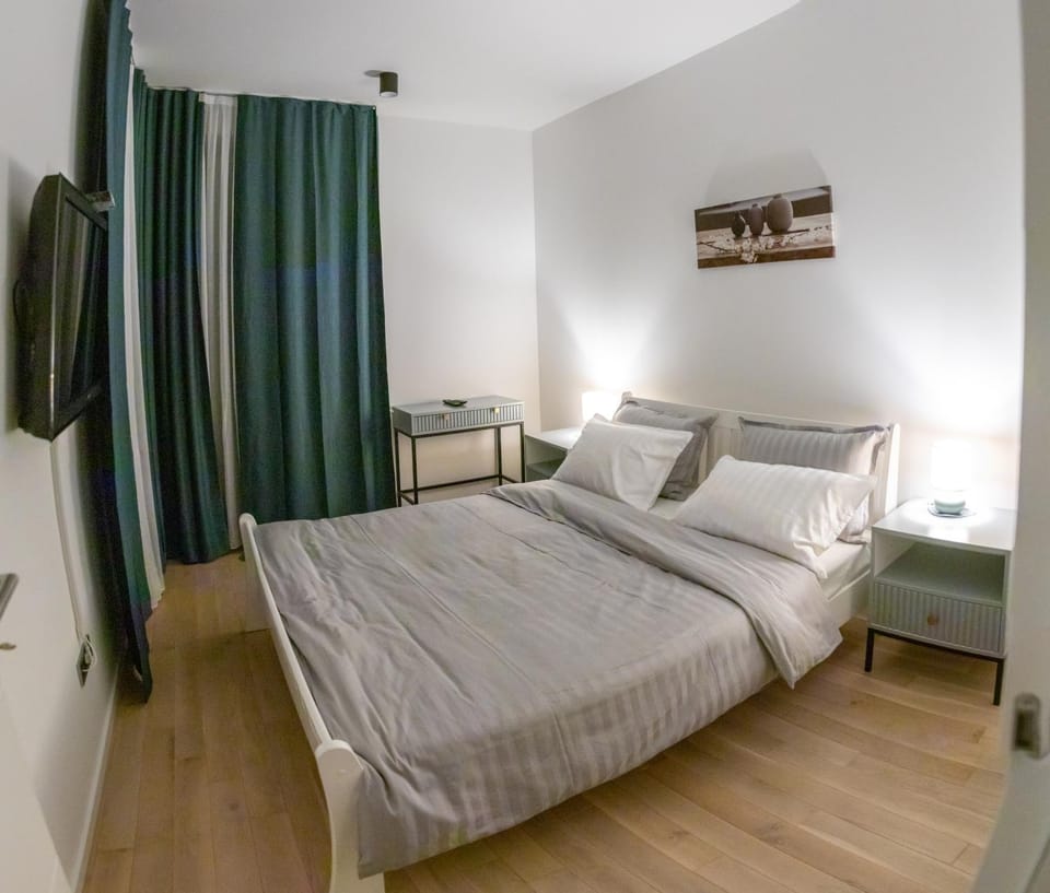 Bed, TV and multimedia, Bedroom