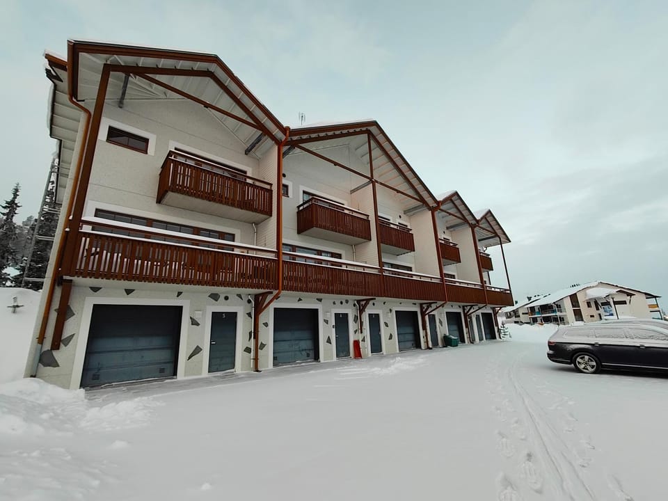 Property building, Day, Neighbourhood, Winter, Street view, Parking