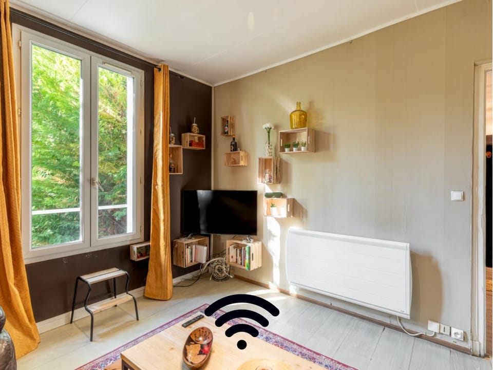 Communal lounge/ TV room, TV and multimedia, Living room, Seating area, internet