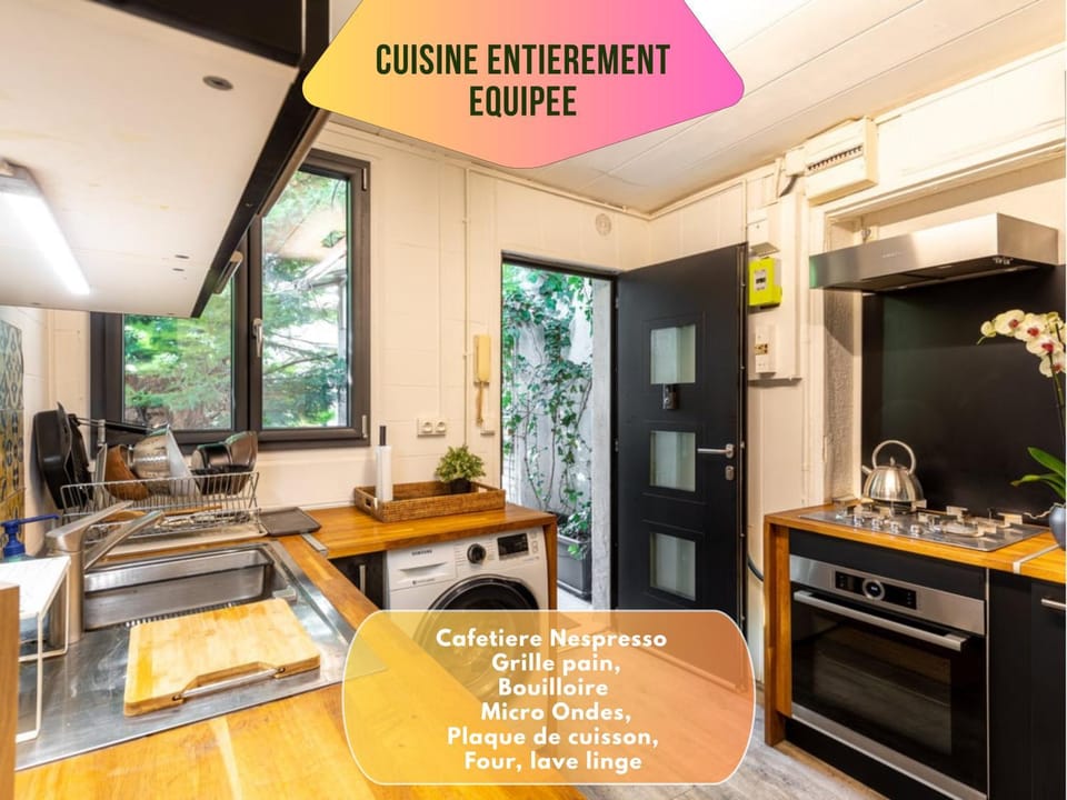 Kitchen or kitchenette, Dining area, oven