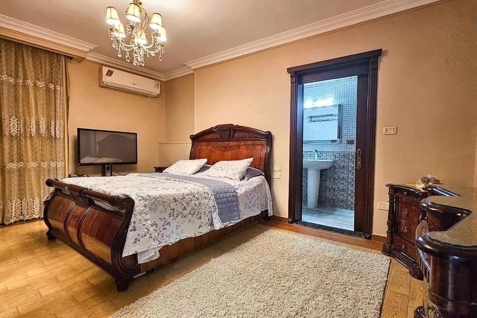 Bed, Bathroom, TV and multimedia, Bedroom, wardrobe