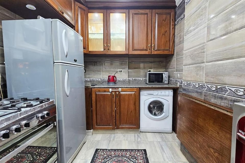 Kitchen or kitchenette, oven, washing machine