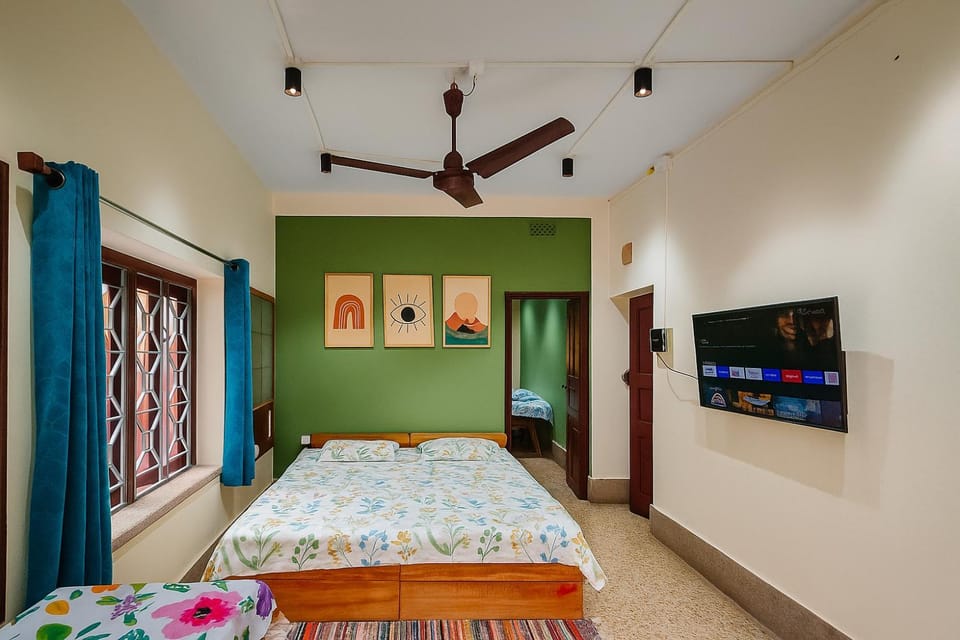Bed, TV and multimedia, Photo of the whole room, Bedroom