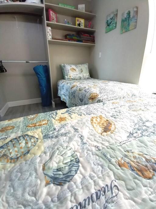 SEA LA VIE COZY BEACH HOME ON 500 BLOCK, Walk to beach only half mile away, SLEEPS 6 Apartment in Naples Park
