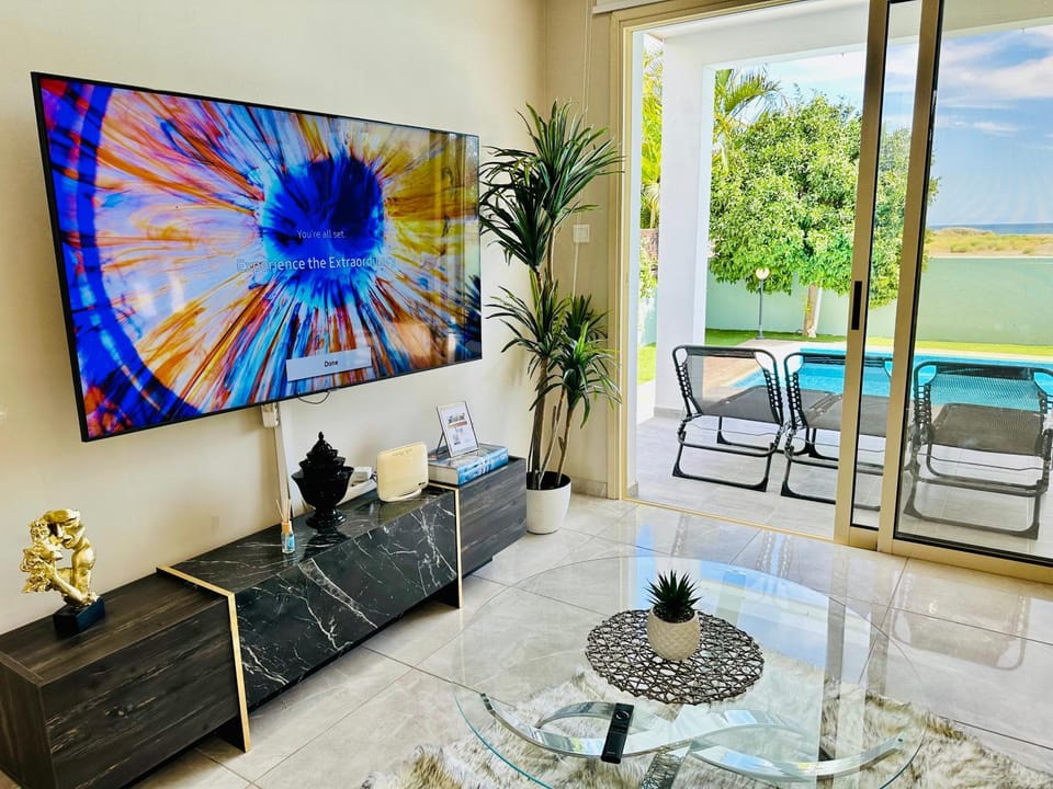 Communal lounge/ TV room, Natural landscape, TV and multimedia, View (from property/room), Balcony/Terrace, Living room, Seating area, Pool view, Sea view, Swimming pool, sunbed