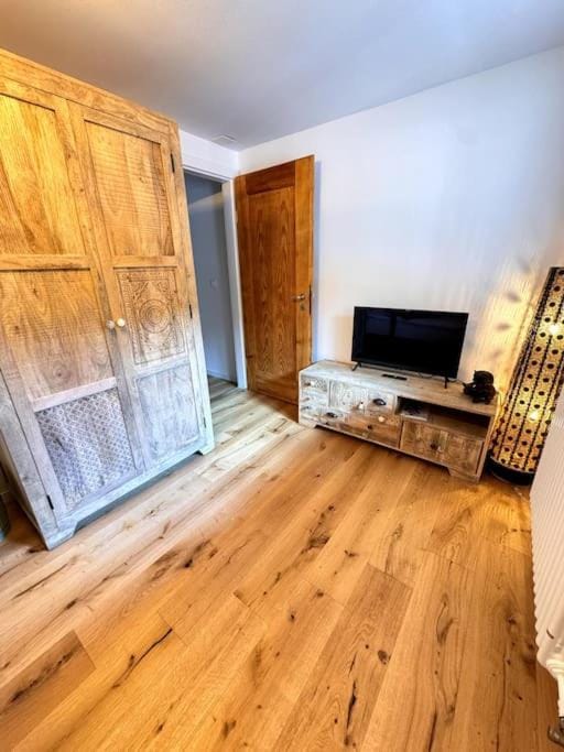 TV and multimedia, Photo of the whole room, Bedroom, wardrobe