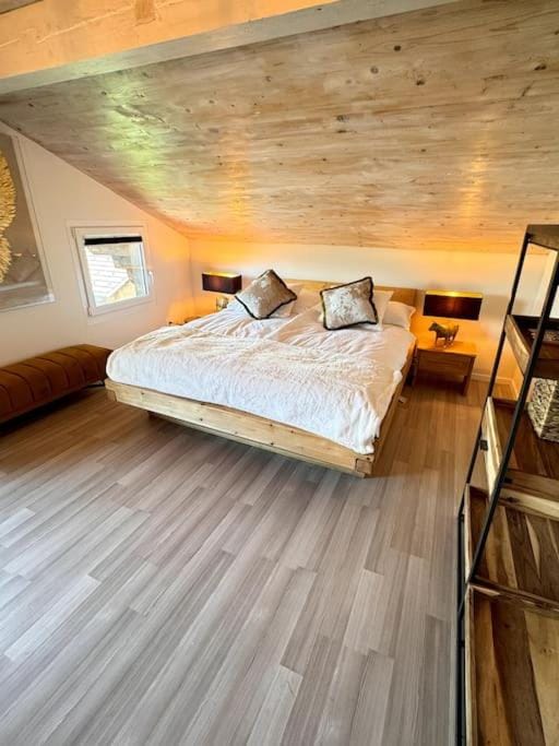 Bed, Photo of the whole room, Bedroom