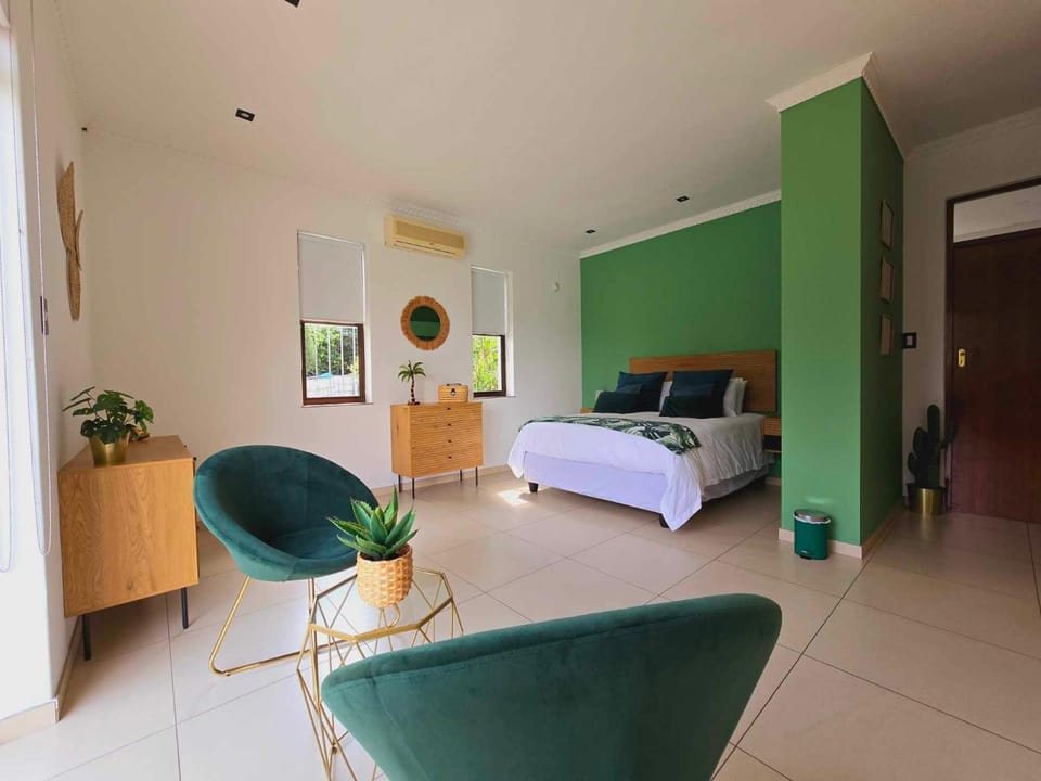 Bed, Photo of the whole room, Seating area, Bedroom