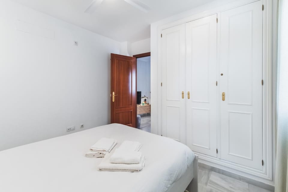 Bed, Bedroom, towels, wardrobe