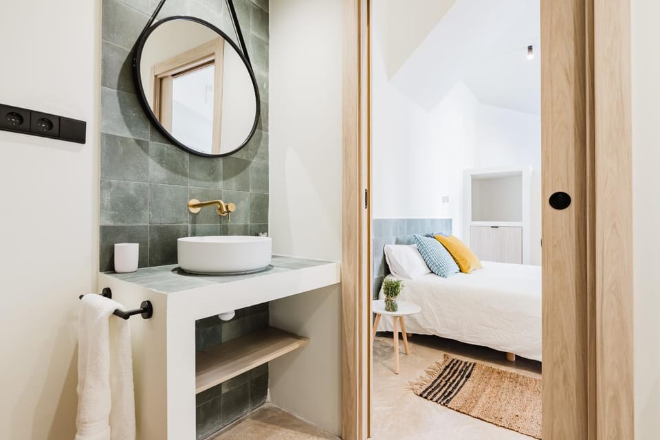 Bathroom, towels