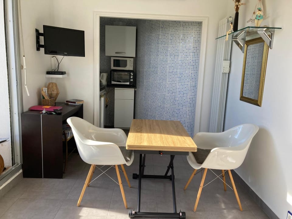 Kitchen or kitchenette, Living room, Dining area