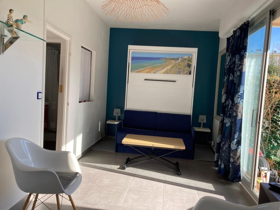 Bed, Photo of the whole room, Seating area
