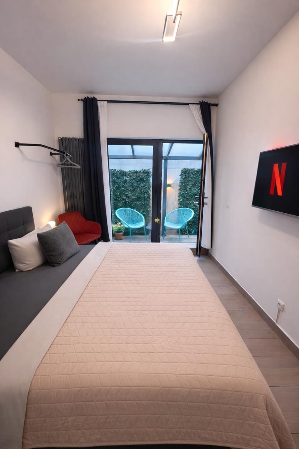 Bed, TV and multimedia, Photo of the whole room, Bedroom