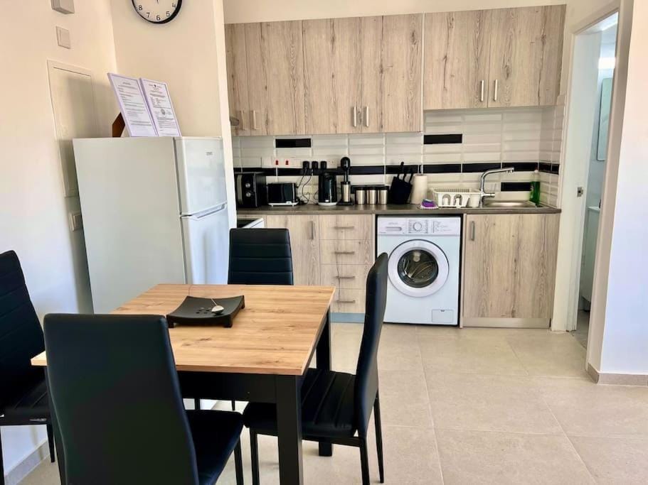Kitchen or kitchenette, Dining area, oven, stove, toaster, washing machine
