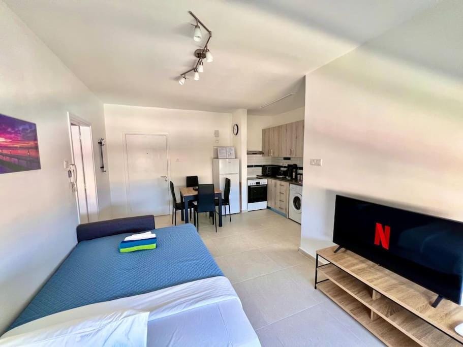 Communal lounge/ TV room, Bed, TV and multimedia, Kitchen or kitchenette, Living room, Seating area, Dining area, Evening entertainment, oven, stove