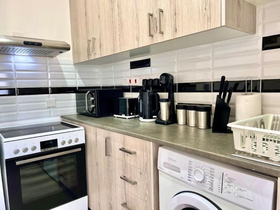 Coffee/tea facilities, Kitchen or kitchenette, oven, stove, toaster, washing machine
