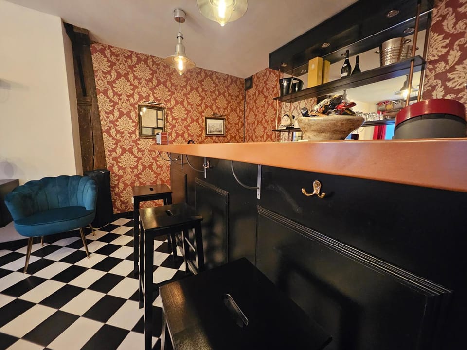 Kitchen or kitchenette, Dining area, minibar