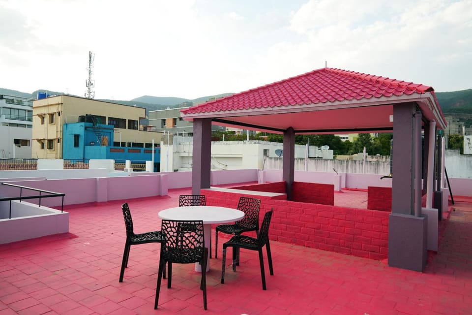 Hill View Paradise - A luxurious 2bhk's & Private Rooms Near Bhudevi Complex TTD Ticket Counter Alipiri Apartment in Tirupati