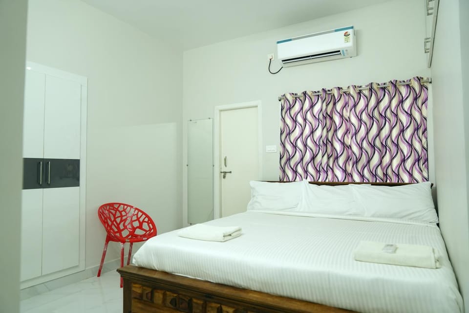 Hill View Paradise - A luxurious 2bhk's & Private Rooms Near Bhudevi Complex TTD Ticket Counter Alipiri Apartment in Tirupati
