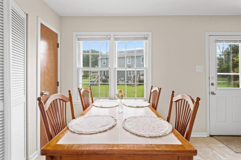 Seating area, Dining area, kitchen