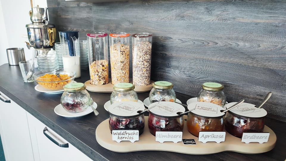 Coffee/tea facilities, Breakfast