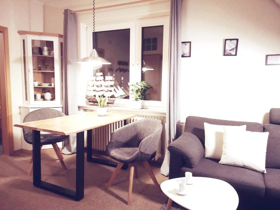 TV and multimedia, Living room, Seating area, Dining area, internet