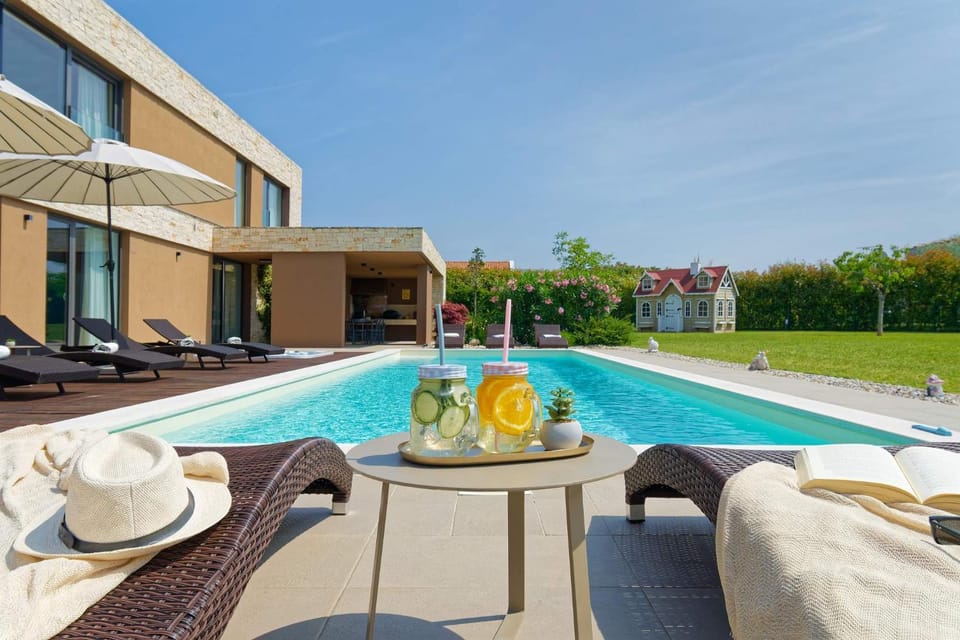 Pool view, Swimming pool, sunbed