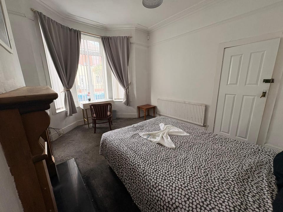 Double room in shared house with shared bathroom Vacation rental in Hull