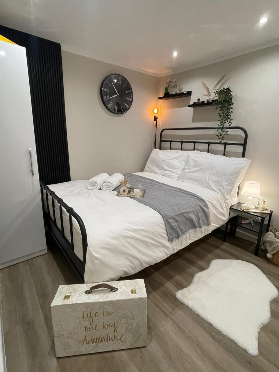 Bed, Photo of the whole room, Bedroom, towels